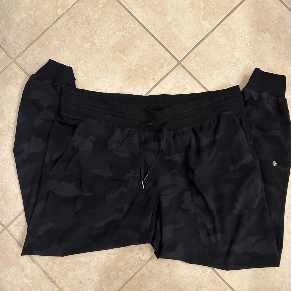 Black on black Camo Lululemon jogger, size 18